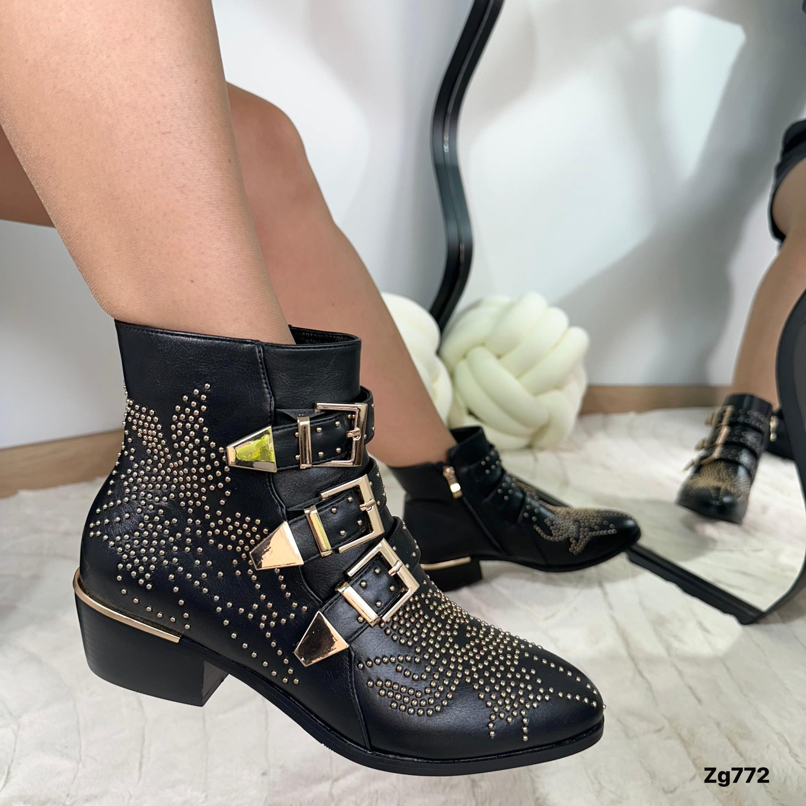 Botin negro correas apliques dorado tacon 4cm IS14-026